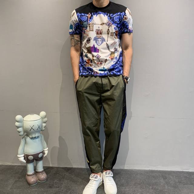 Vs' latest trendy logo short T-shirt. Customized with 60s three-strand plain cot