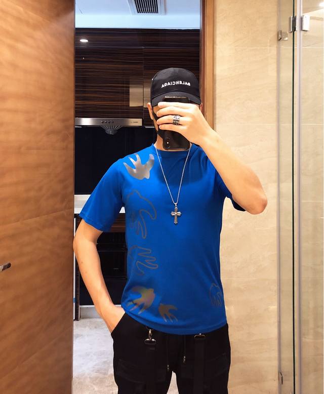 McQueen's latest hit short-sleeved shirt, available now on the official website