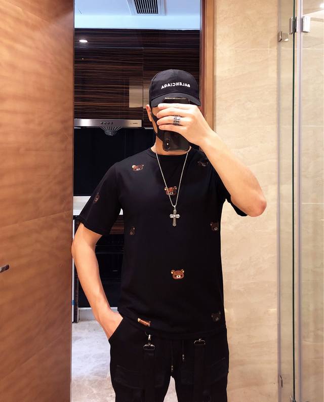 Moschino's latest hot-selling short-sleeve top is now available at the official