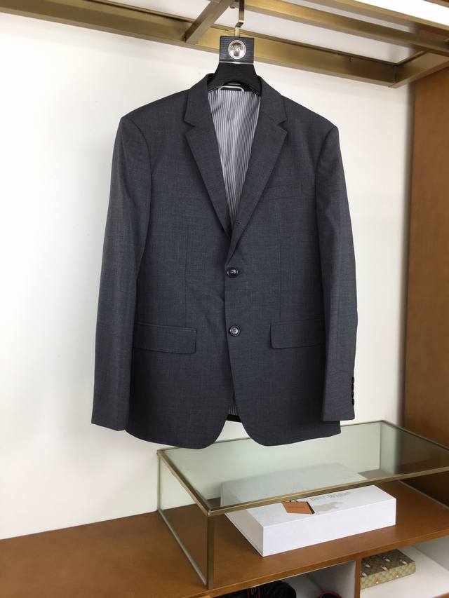 New arrival, Tb Thom Browne 25, a high-end, official men's wool blazer! The fea