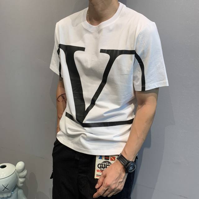 Vt D-9: Short-sleeved T-shirt with brand logo. Custom-made branded fine cotton f