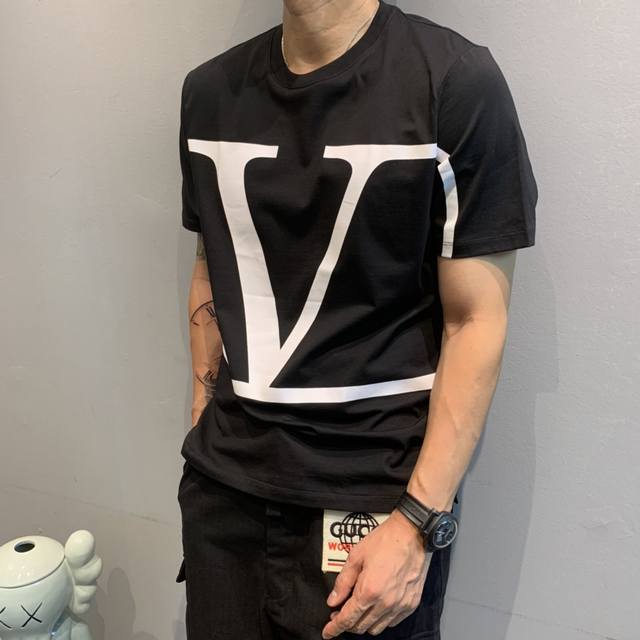 Vt D-9: A short-sleeved T-shirt with the brand's logo. Made from custom-made fin