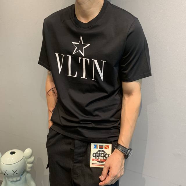 Vt D-9: A short-sleeved T-shirt with the brand's logo. Made from custom-made fin