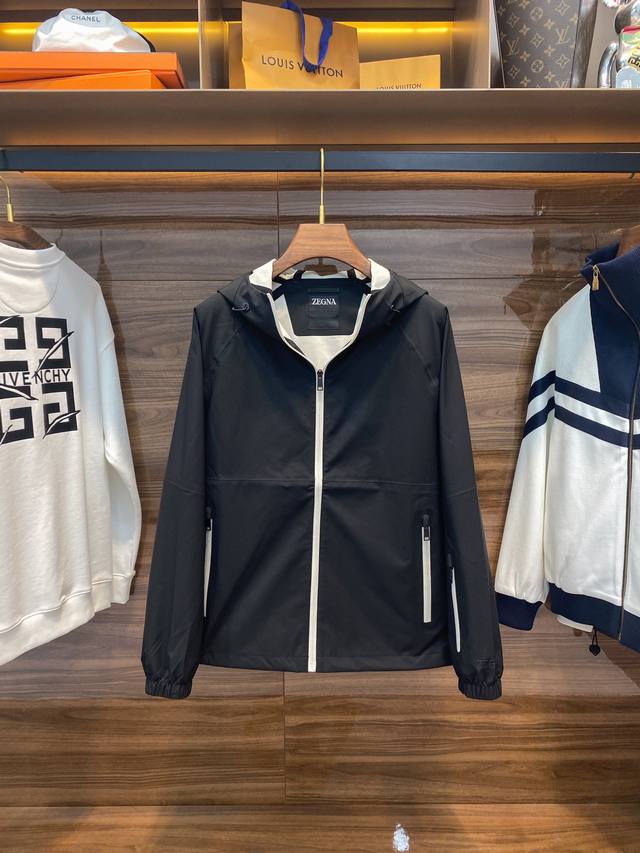 New outdoor waterproof, taped hooded jacket, a stylish men's sports casual jack