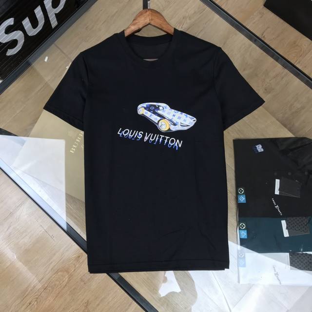 Louis Vuitton's new crew-neck short-sleeved T-shirt is now on sale, a first! Ex