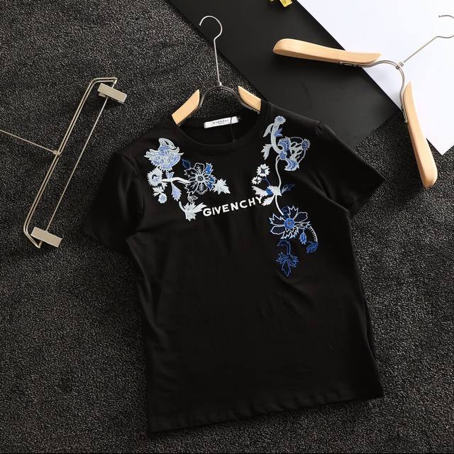 Givenchy's new summer short-sleeved shirt from the official website. This is a