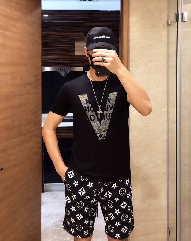 Suit Lv New Men's Short Sleeve Shorts Suit! Sold on the official website! Plus