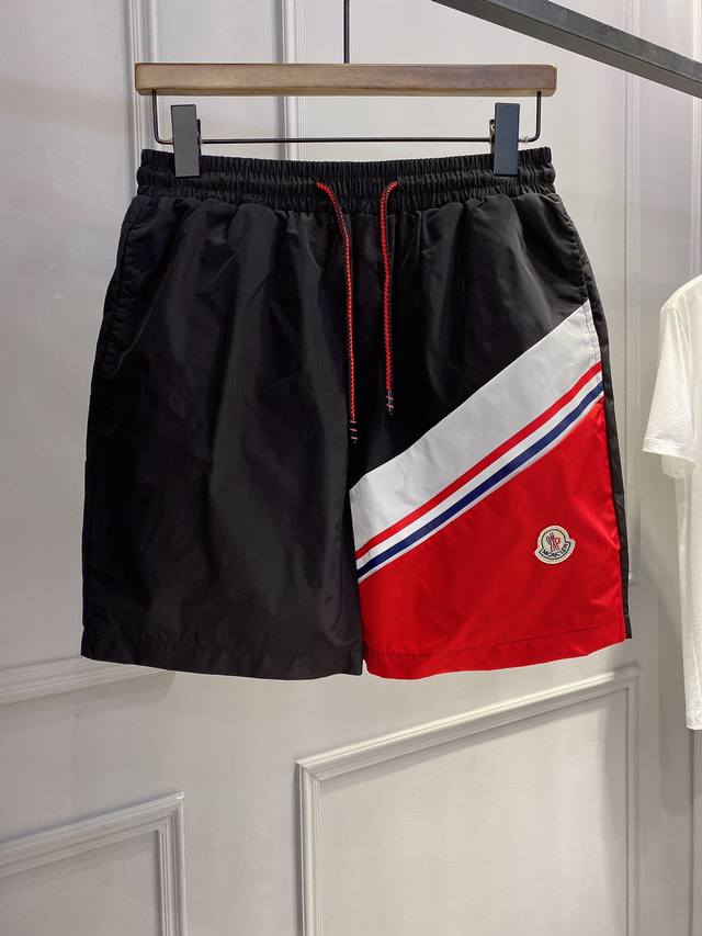 These simple and stylish Moncler elasticated casual shorts are incredibly comfo