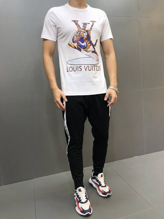 Lv. This is the latest hot-selling short-sleeved T-shirt of the year. Available