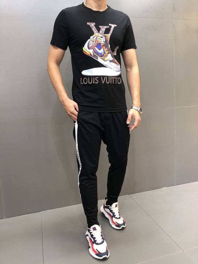 Lv. This is the latest hot-selling short-sleeved T-shirt of the year. Available