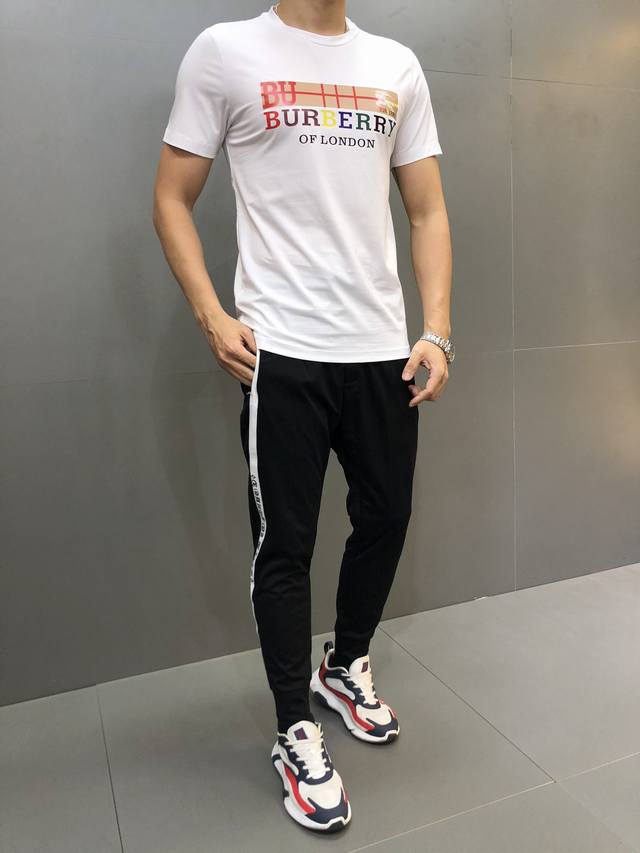 Burberry. This year's latest hot-selling short-sleeved T-shirt. Available exclu