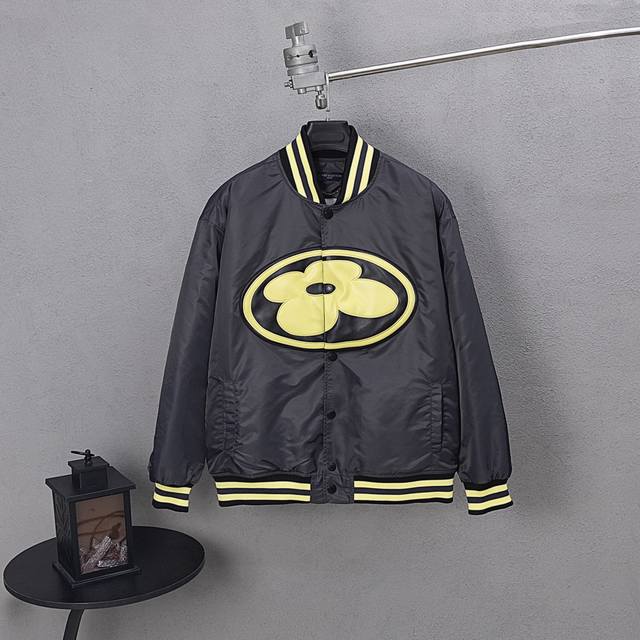 Style: W18 Lv baseball jacket 25Ss catwalk style. This is a knockout piece with