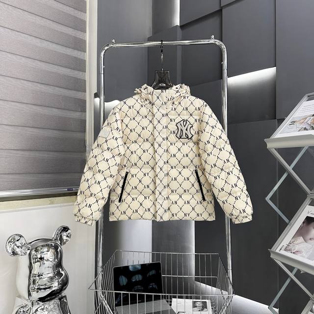 Factory Price: p 22 Winter Unisex Hooded Vintage Monogram Down Jacket with Full