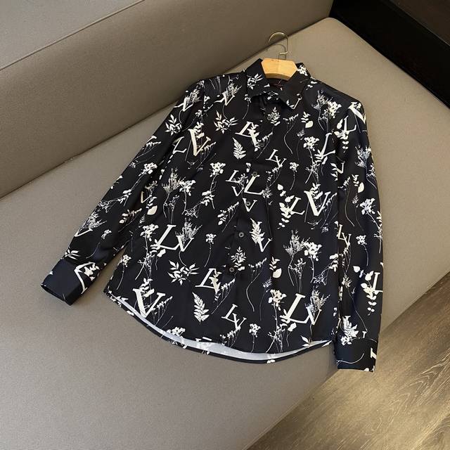 L*V's latest hit shirt. High-quality craftsmanship and a clear, discreet logo. C