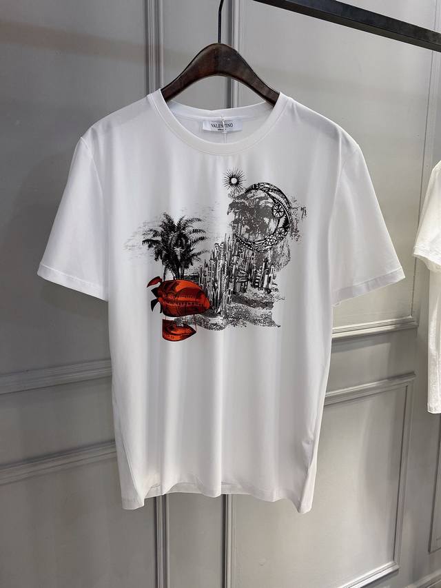Valentino Ss new short-sleeved T-shirt is comfortable and stylish, exquisite an