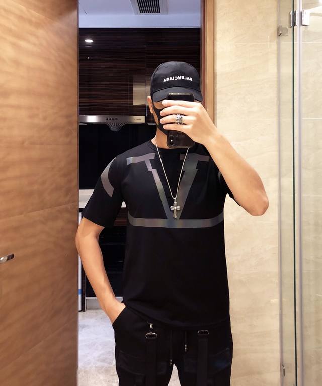 Valentin0 Valentino's latest hot-selling short-sleeve top is now available at th