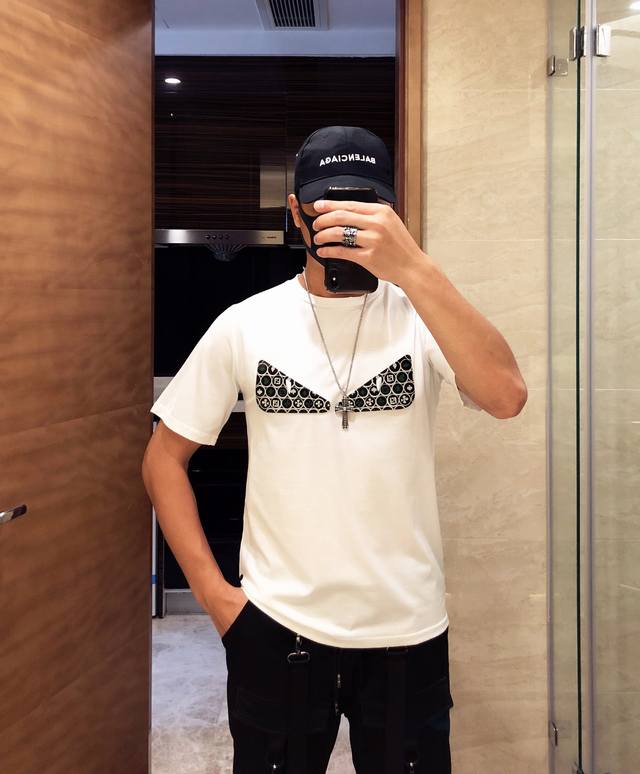 Fendi's latest hot-selling short-sleeve top is now available at the official web