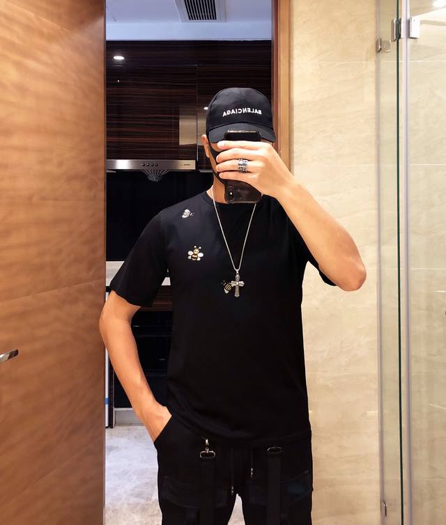 Dior's latest hot-selling short-sleeve top, available simultaneously on the offi