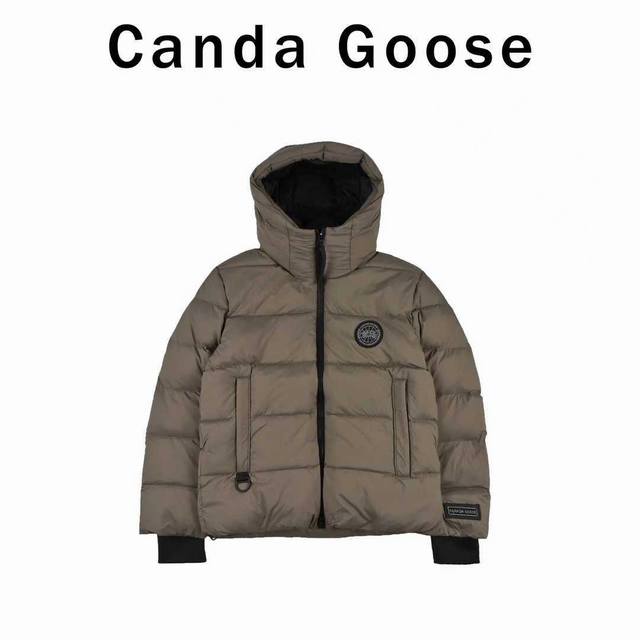Ouyang Nana's second-generation Canad Goose Black Label down jacket is a must-ha