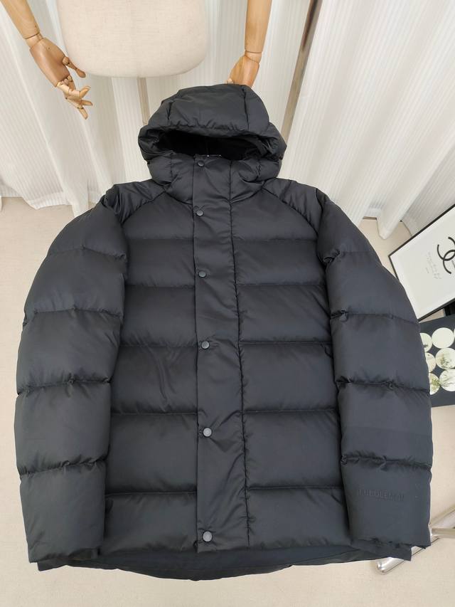 Lululemon Wunder Puff six-panel down jacket for men and women. The mid-length de