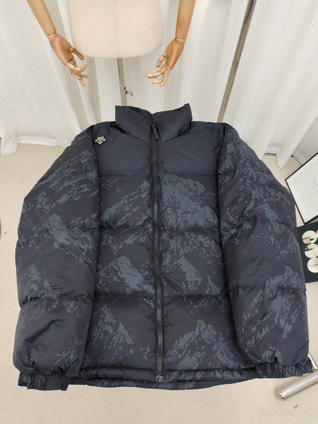 Descente Audi classic snow mountain print short down jacket. The different color