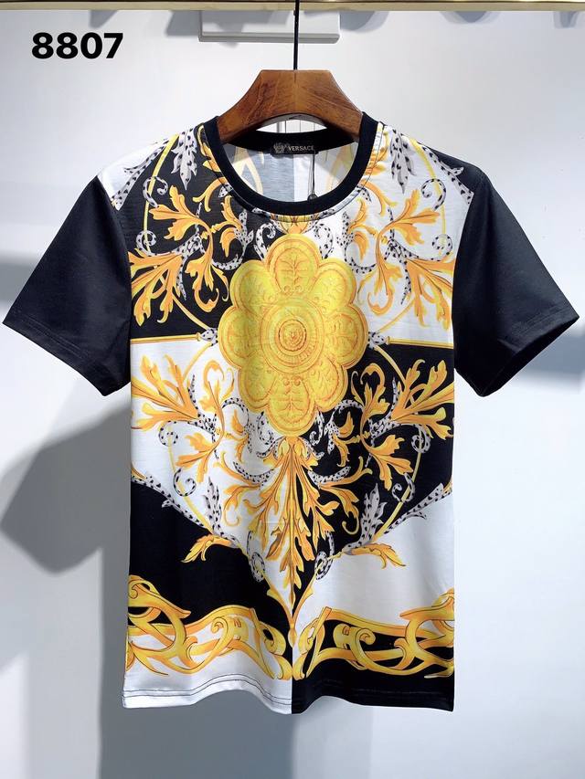 Versace's new short-sleeved shirt from the 2019 summer runway show. This is a c