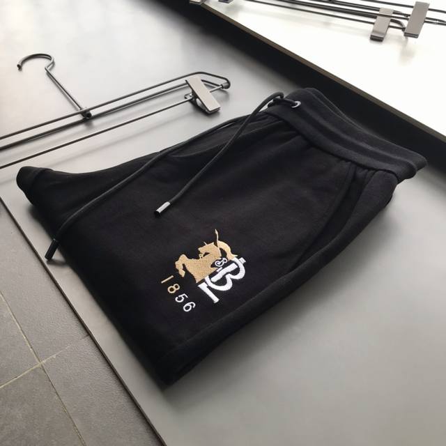 A must-have for this season's fall and winter casual sweatpants, this versatile