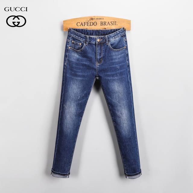 Gucci Gucci's new autumn men's jeans are cool, trendy, and youth-friendly. These