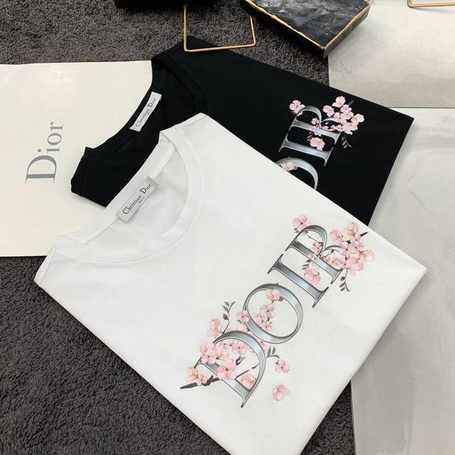 Dior's new spring/summer men's short-sleeved T-shirt! Featuring a floral and mon