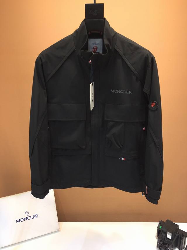 180Moncler, the latest jacket for early spring, sold simultaneously on the offic