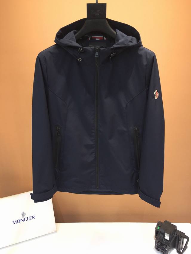 180Moncler, the latest jacket for early spring, sold simultaneously on the offic