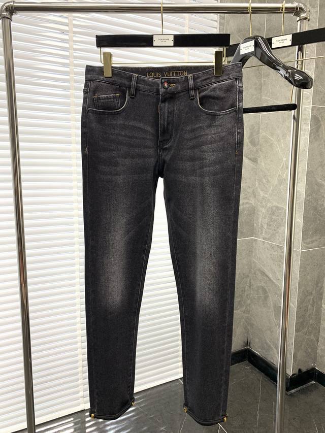 Louisvuitton, the latest early autumn products, available at the counter at the