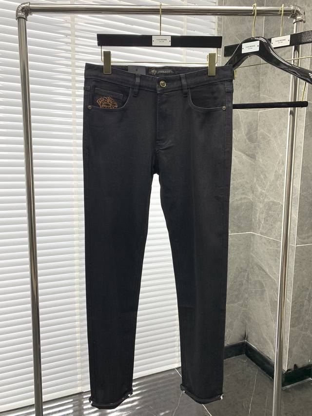 Versace, the latest early autumn products, available at the counter at the same