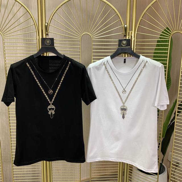 Fendi. This year's latest hot-selling short-sleeved T-shirt. Available exclusive