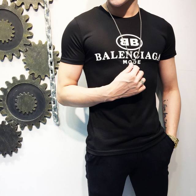 Balenciaga's latest hit short-sleeved shirt from 2018 is now available at the of