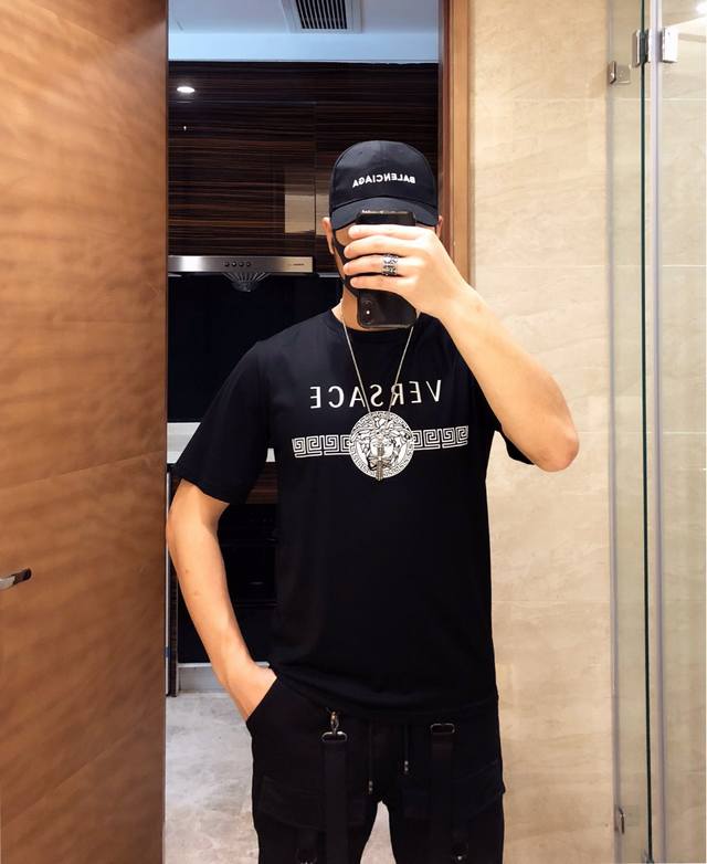 Versace's latest hit short-sleeved shirt is now available at the official websi