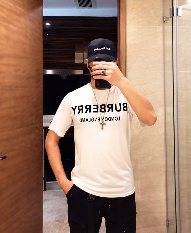 Burberry's latest hot-selling short-sleeved shirt is now available at the offic