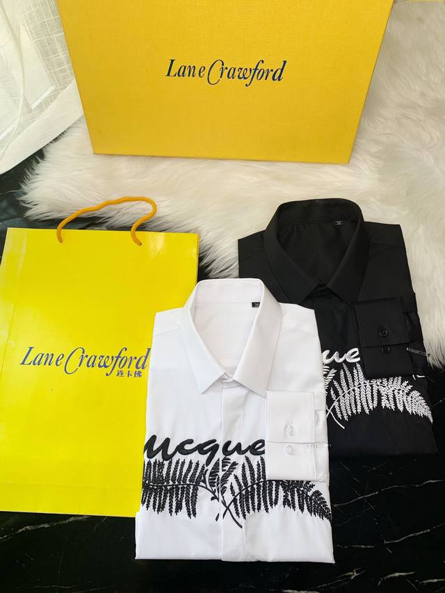 Mcq McQueen Ss latest model. Brand lettering and embroidery details on the chest