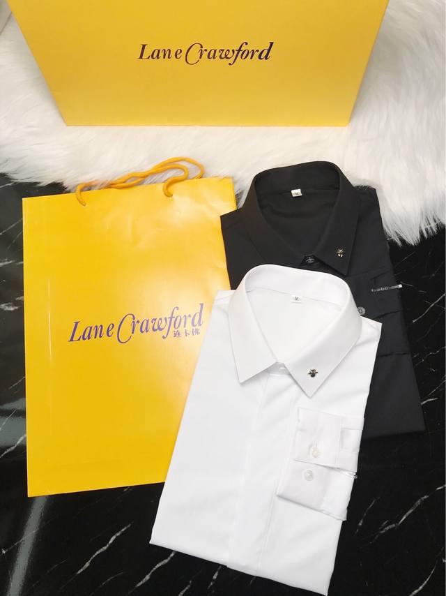 Di*RD's latest model is on sale on the official website. The collar is decorated