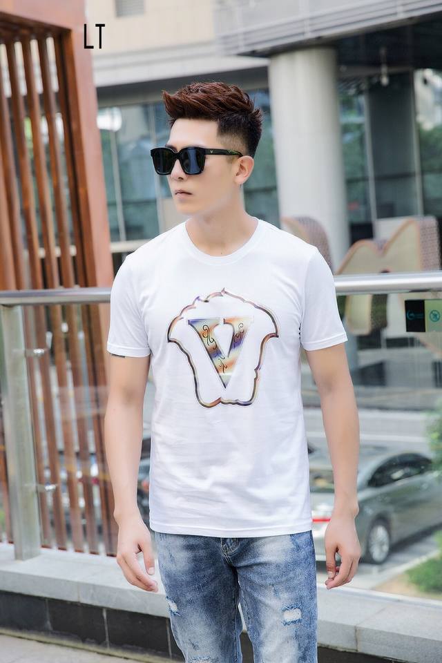 Versace's latest spring/summer runway-inspired short-sleeved T-shirt features p
