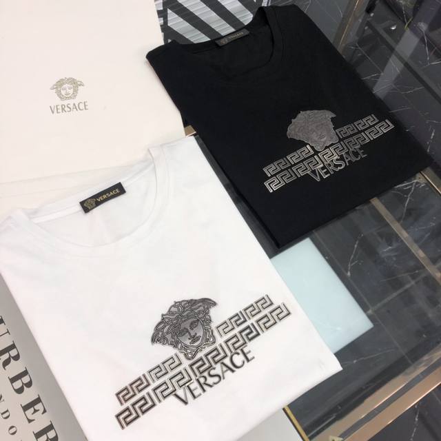 Versace's latest spring/summer collection! This year's newest men's short-sleeve