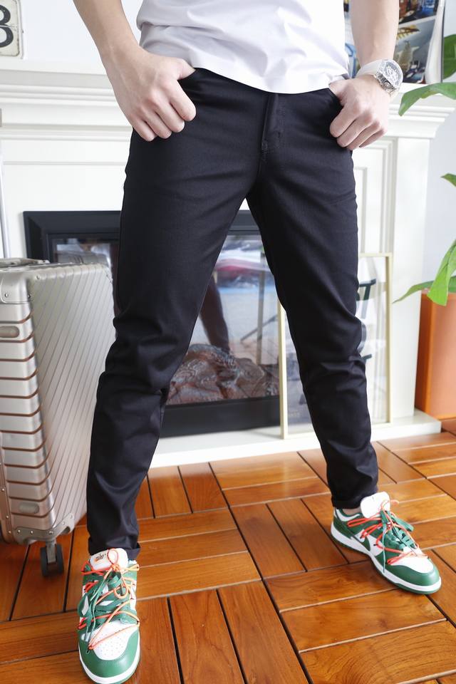 Lv Louis Vuitton jeans, summer jeans from our Hong Kong counters. These original