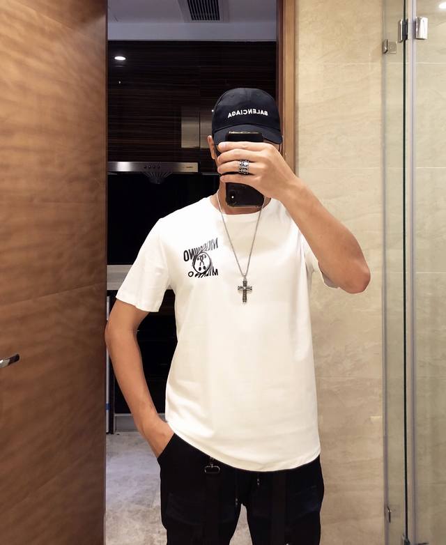 Moschino's latest hot-selling short-sleeve top is now available at the official