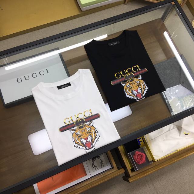 Hot item Gu.Ci~ Men's round neck short-sleeved shirt with a embossed logo on the