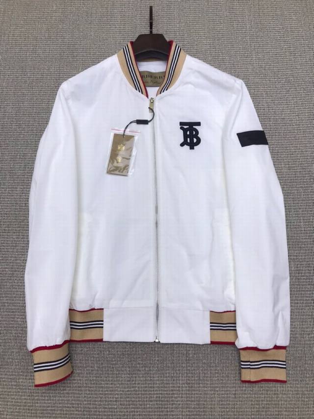 Burberry, the latest autumn and winter products, available at the counter at the