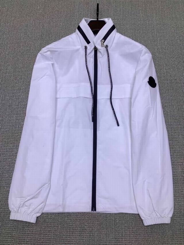 Moncler's latest autumn and winter product, the highest version. Available at t