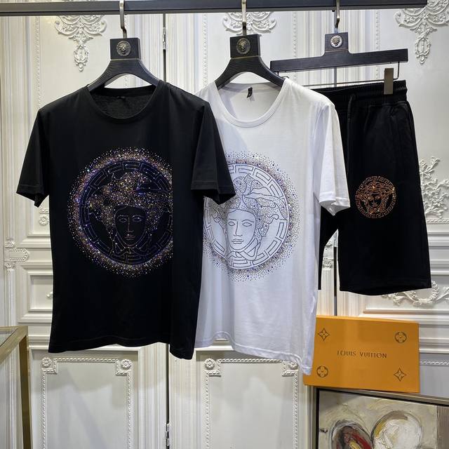 The latest hot-selling Versace suit with hot diamonds. Made of imported high-en