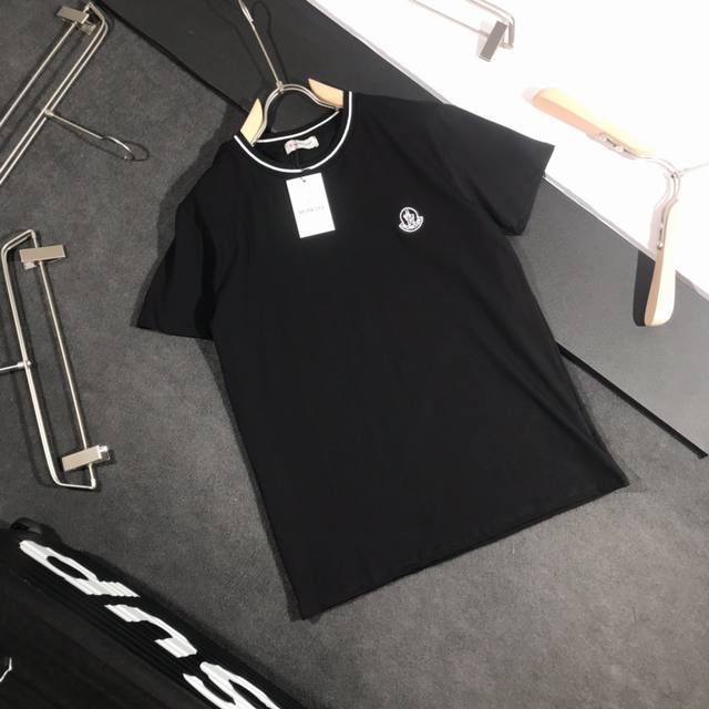 Moncler's new small black label custom ribbed neckline short-sleeved T-shirt, a