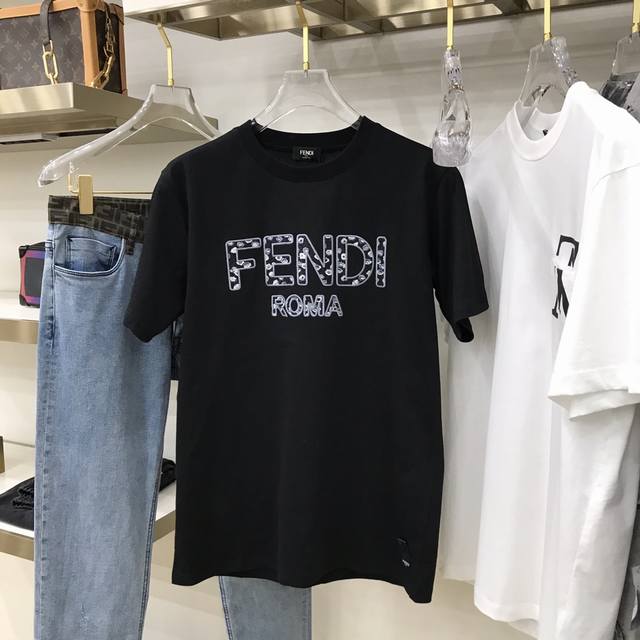 Fend's new embroidered logo short-sleeved T-shirt. This Fend Roma t-shirt featur