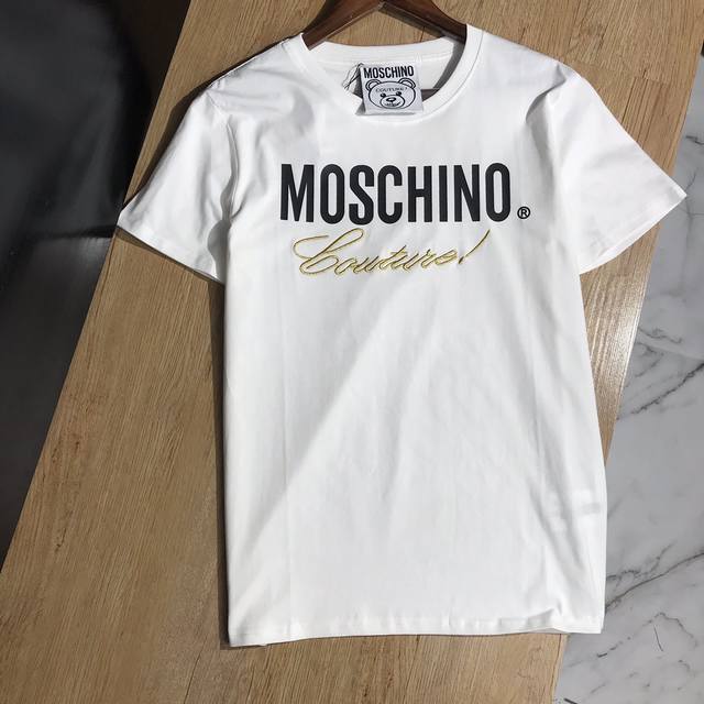 Moschino classic, minimalist style with high-density gold embroidery. 20Ss G-ne